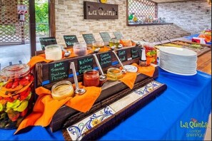 Petit déjeuner complet (12.50 USD par personne)