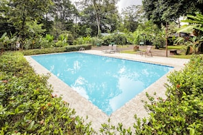2 outdoor pools, pool umbrellas, pool loungers - La Quinta Sarapiqui Lodge (La Virgen)
