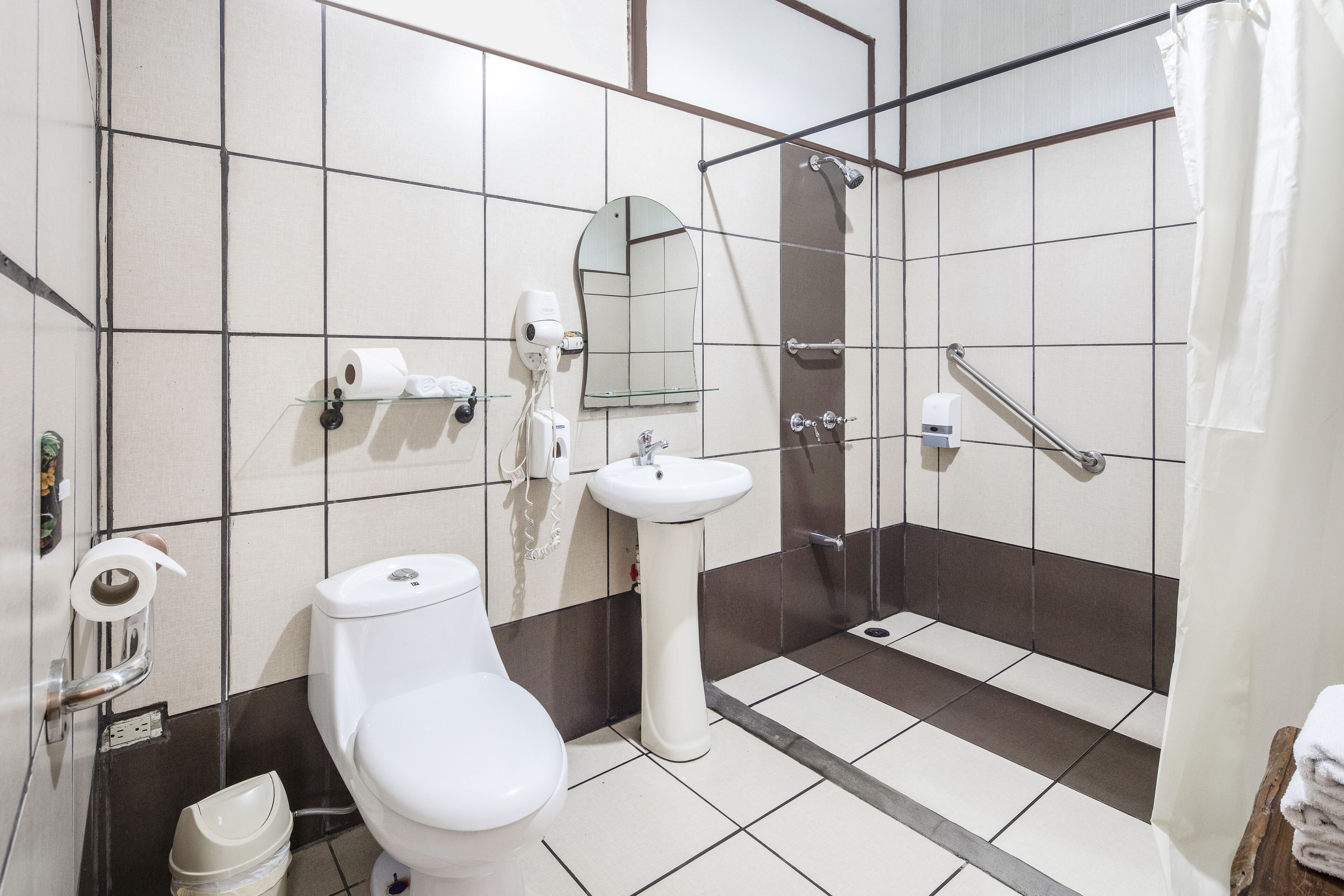 Ein modernes Badezimmer mit Toilette, Waschbecken und Dusche.