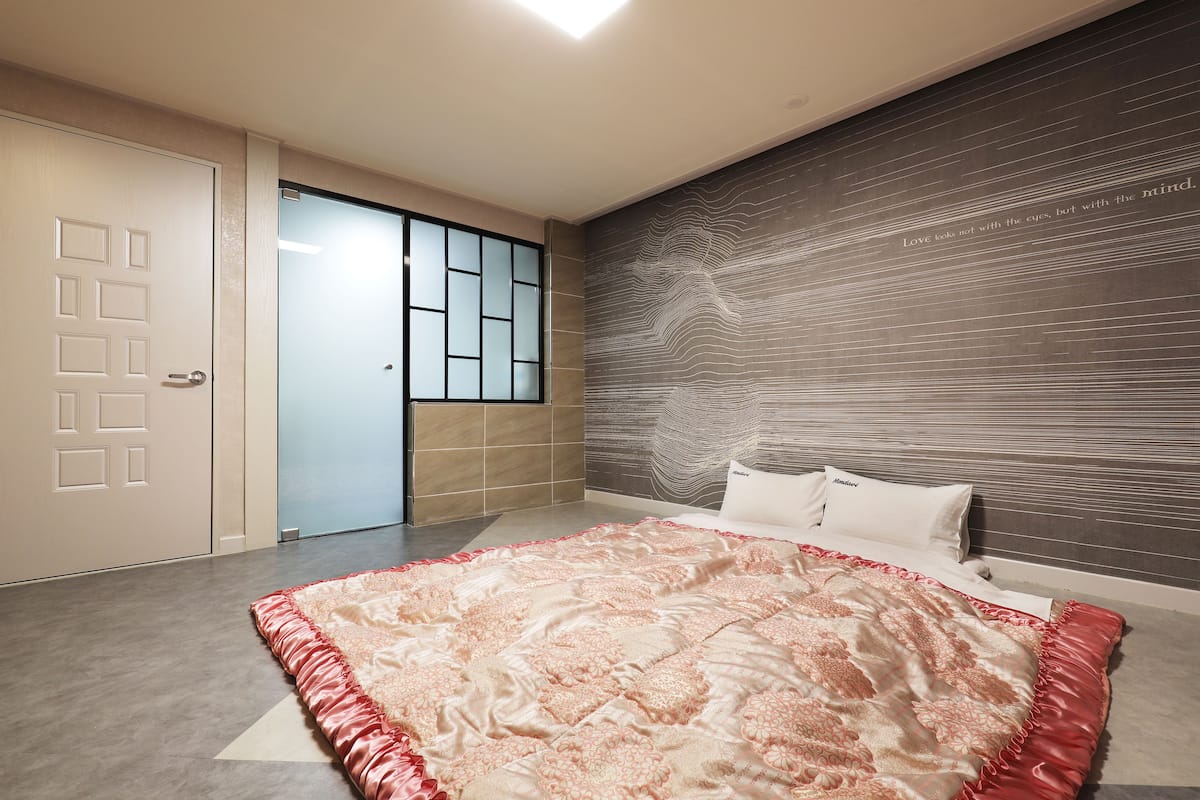 1 bedroom, Egyptian cotton sheets, premium bedding, blackout drapes
