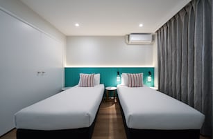 Apartamento, 2 quartos (sleeps 4) | Cortinas blackout, ferros/tábuas de passar roupa, Wi-Fi de cortesia