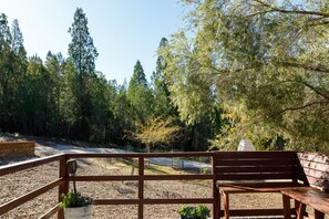 ラグジュアリー コテージ 2 ベッドルーム ヒルビュー | バルコニー