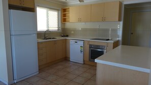 Apartamento, 1 quarto, cozinha | Cozinha privada | Geladeira grande, micro-ondas, cooktop, cafeteira/chaleira