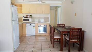 Appartement, 1 chambre, cuisine | Restauration dans la chambre