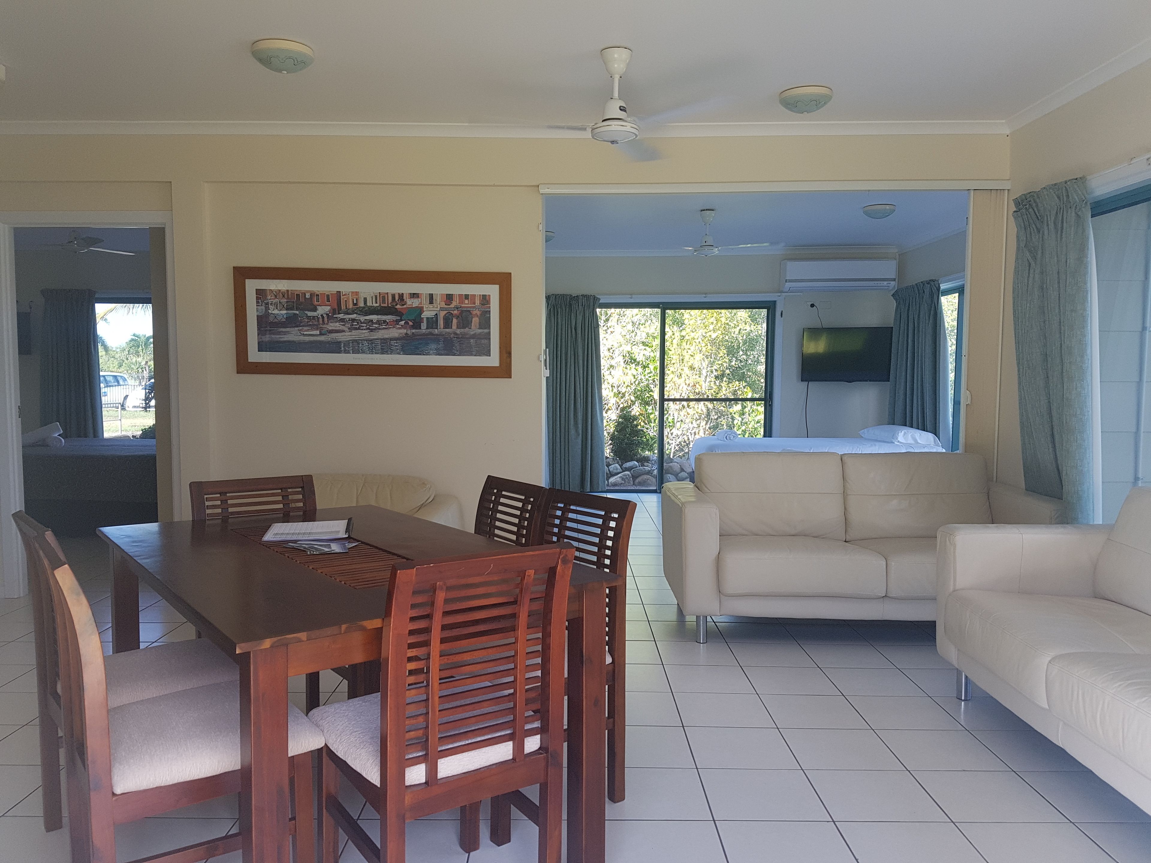 Huoneisto, 2 makuuhuonetta, keittiö | Oleskelualue | Televisio