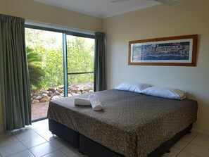 Apartamento, 2 quartos, cozinha | Roupas de cama premium, frigobar, ferros/tábuas de passar roupa