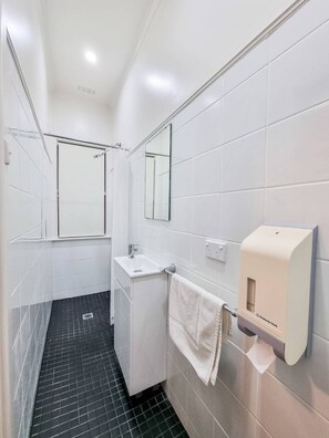 Cottage | Phòng tắm | Buồng tắm vòi sen, đồ dùng nhà tắm miễn phí, khăn tắm