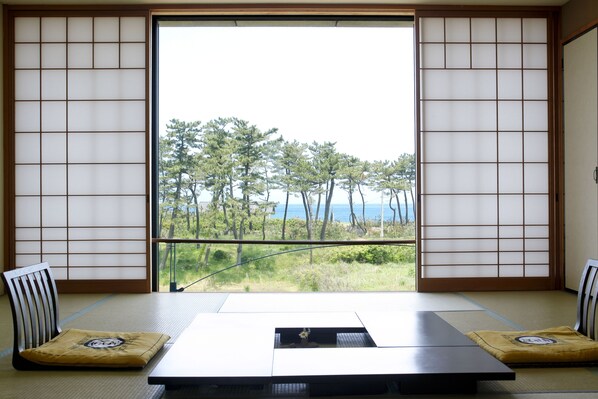 传统客房 (Japanese Style, For 4 People) | 客房内保险箱