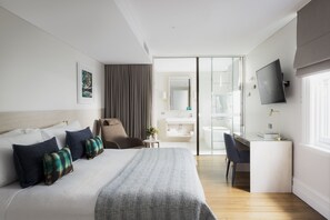 Hochwertige Bettwaren, Minibar, Zimmersafe, Schreibtisch