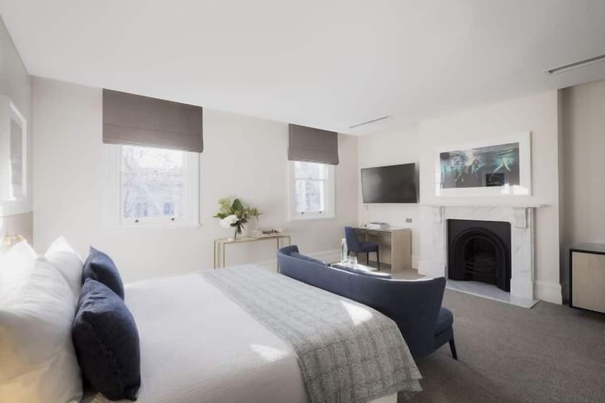 Premium bedding, minibar, in-room safe, desk