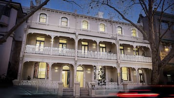 Fassade der Unterkunft – Abend/Nacht