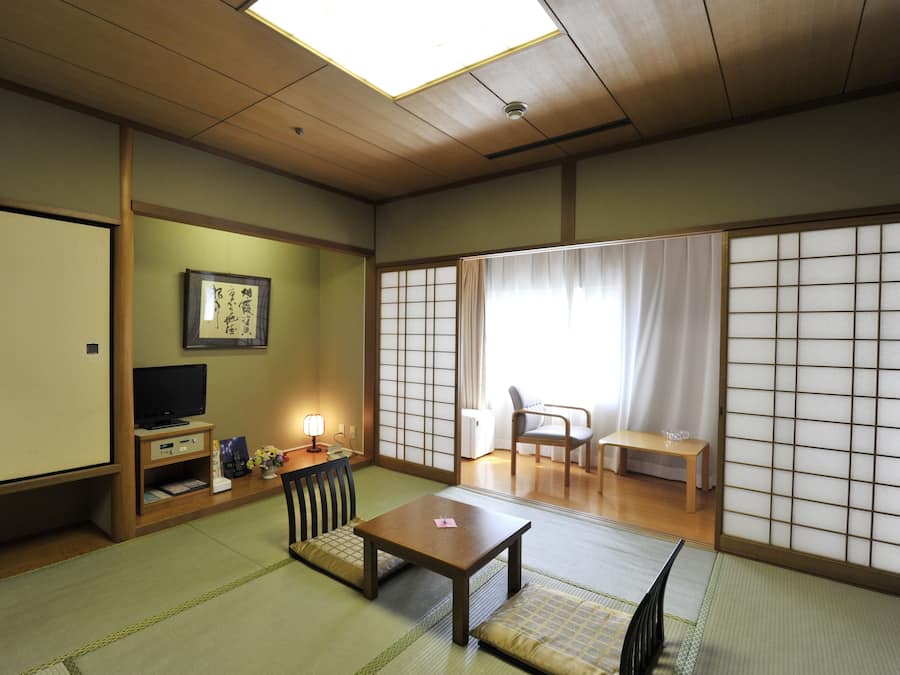 Een bureau, verduisterende gordijnen, een strijkplank/strijkijzer