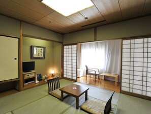 Una scrivania, tende oscuranti, ferro/asse da stiro, Wi-Fi gratuito