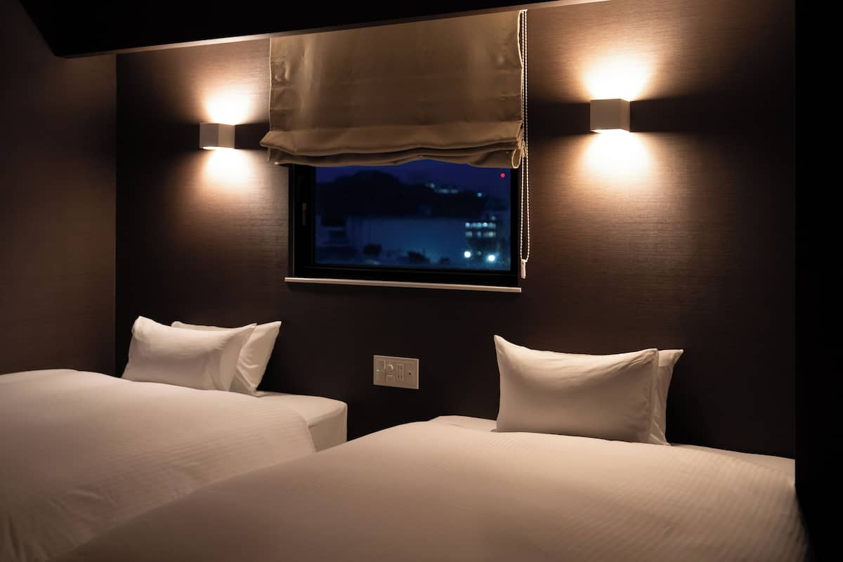 corner deluxe room, non smoking | 1 bedroom, down duvets, free cots/infant beds, free wifi