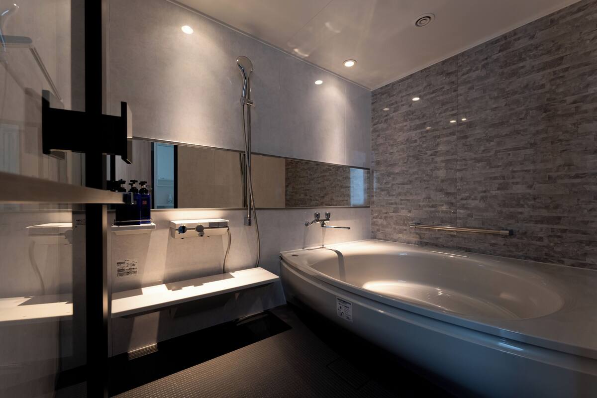 corner deluxe room, non smoking | bathroom | combined shower/bathtub, deep-soaking bathtub, free toiletries