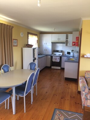 Småhus, 2 soverom | Spiseområde på rommet