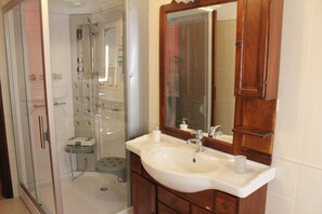 Deluxe-Suite, zum Garten hin | Badezimmer