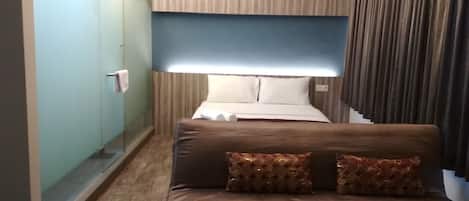 家庭房 | 高档床上用品、羽绒被、客房内保险箱、办公桌