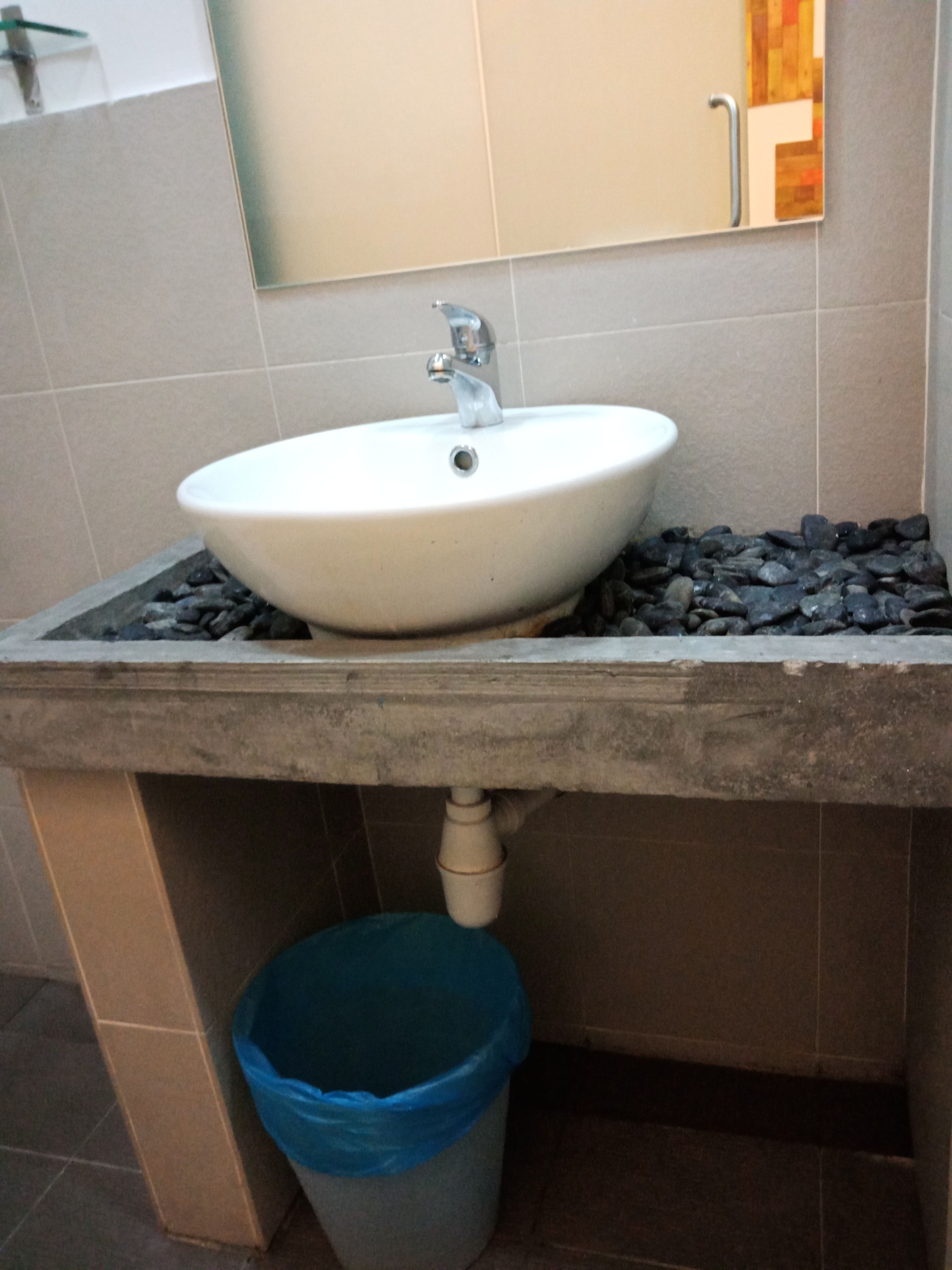 deluxe queen (x) | premium bedding, down duvets, in-room safe, desk