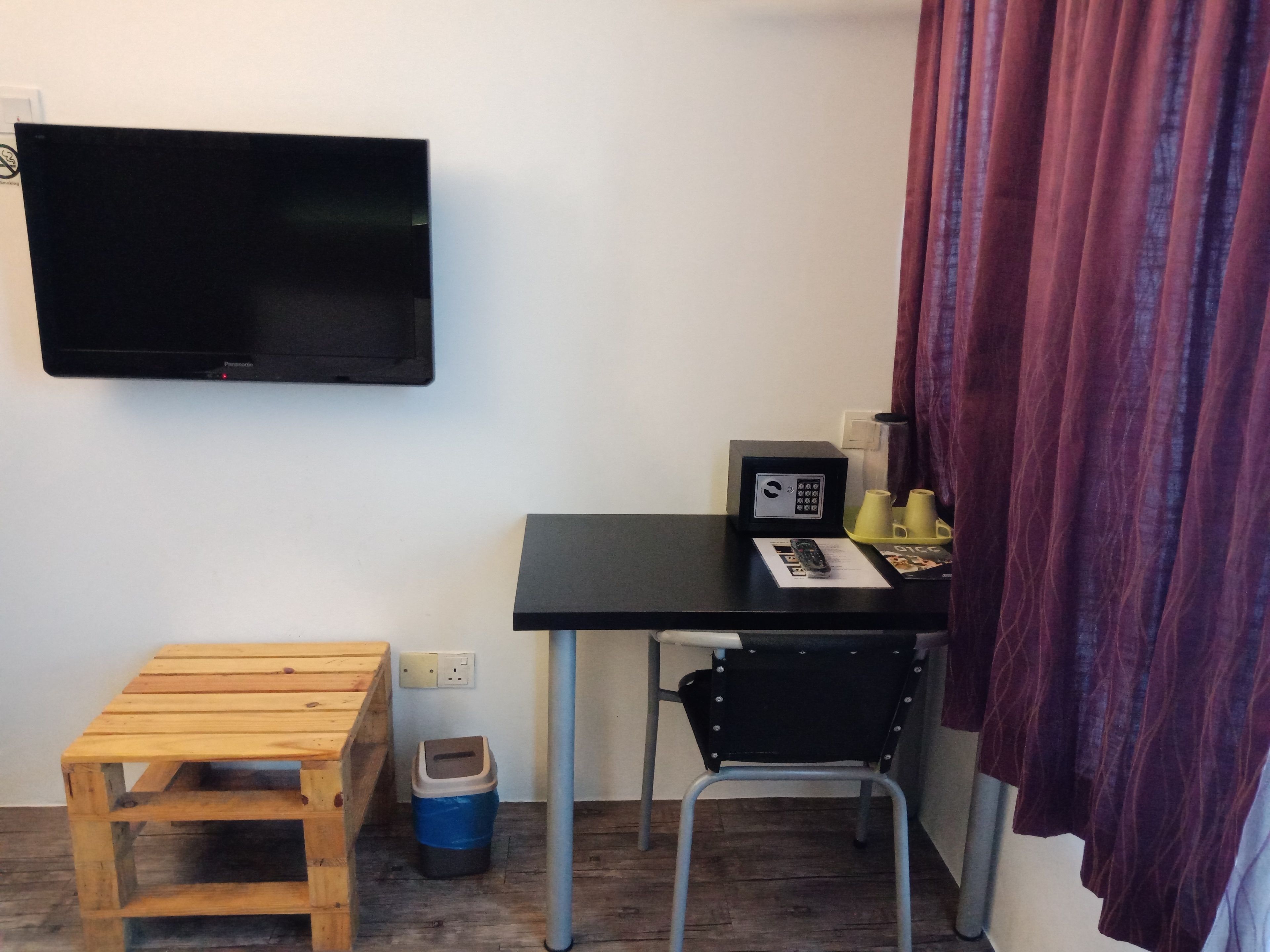 deluxe queen (x) | premium bedding, down duvets, in-room safe, desk