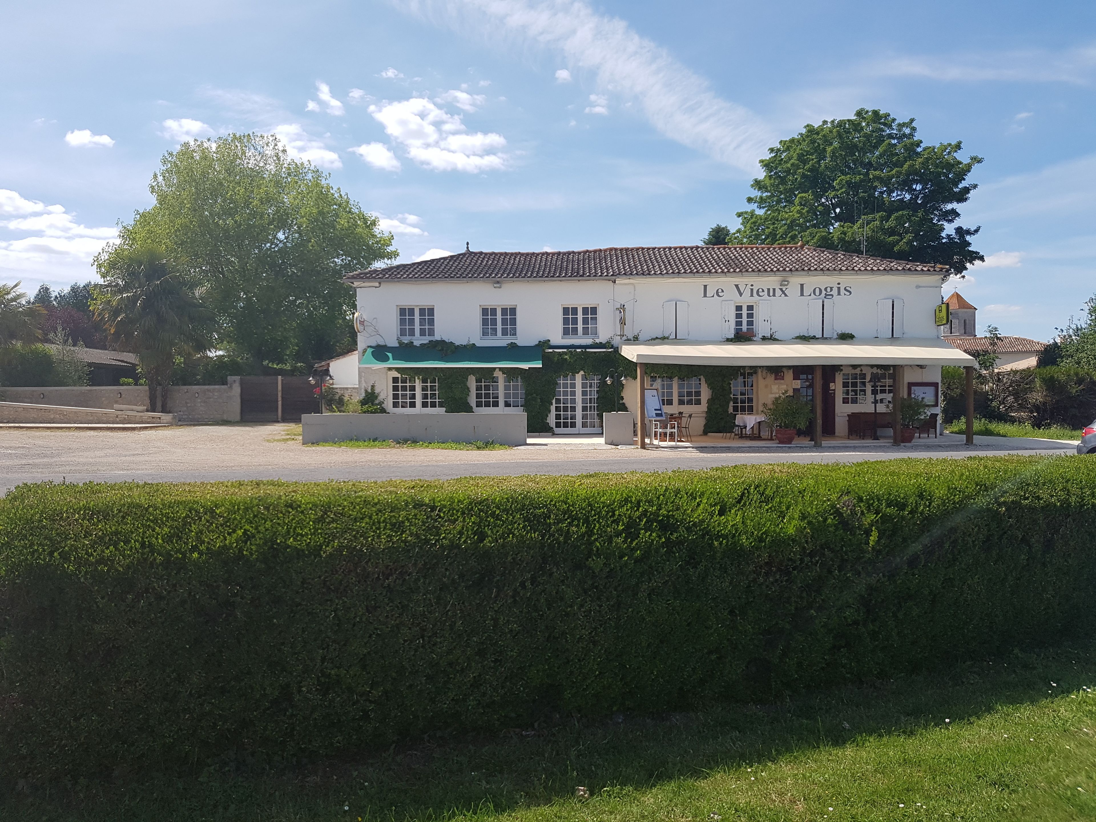 breakfast, lunch, dinner served; french cuisine