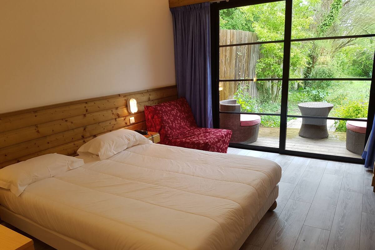Quarto casal ou duplo, terraço | Escrivaninha, cortinas blackout, ferros/tábuas de passar roupa