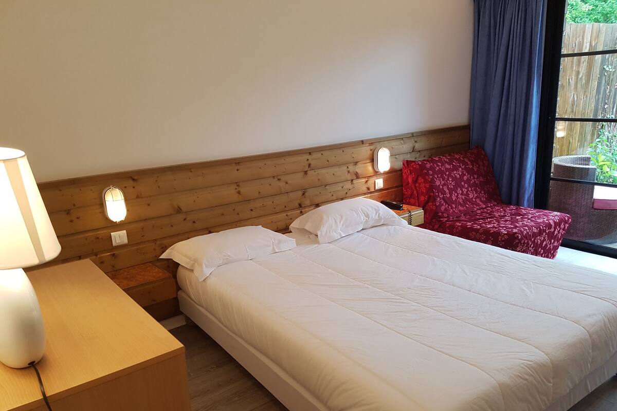 Quarto casal, terraço | Escrivaninha, cortinas blackout, ferros/tábuas de passar roupa
