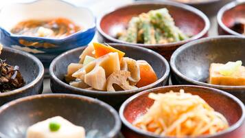 Tägliches Frühstücksbuffet (1900 JPY pro Person)