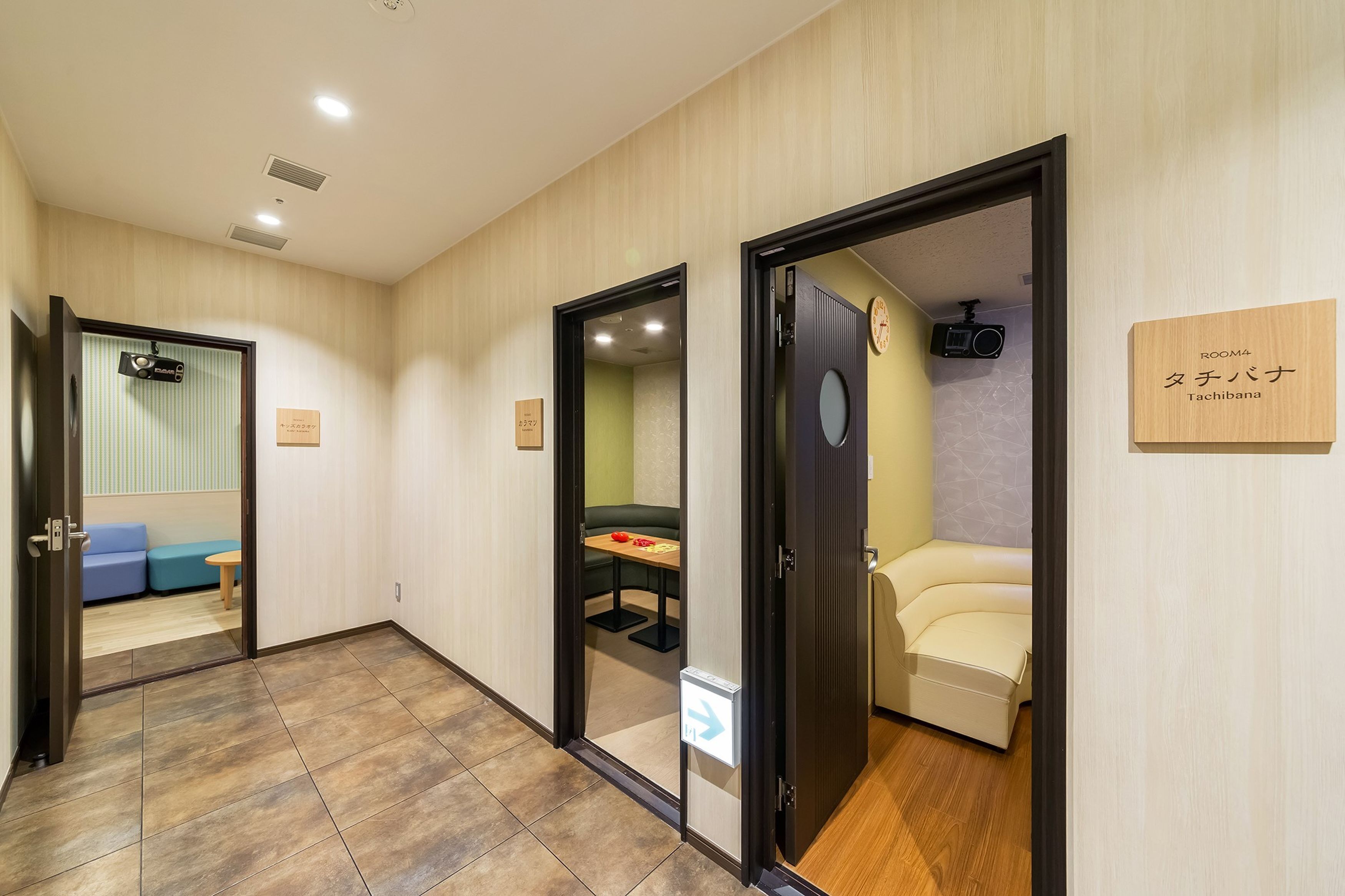 Une chambre d’hôtel avec un plancher en bois, un lit, une petite table et un canapé.