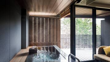 Combined shower/bathtub, deep-soaking bathtub, free toiletries