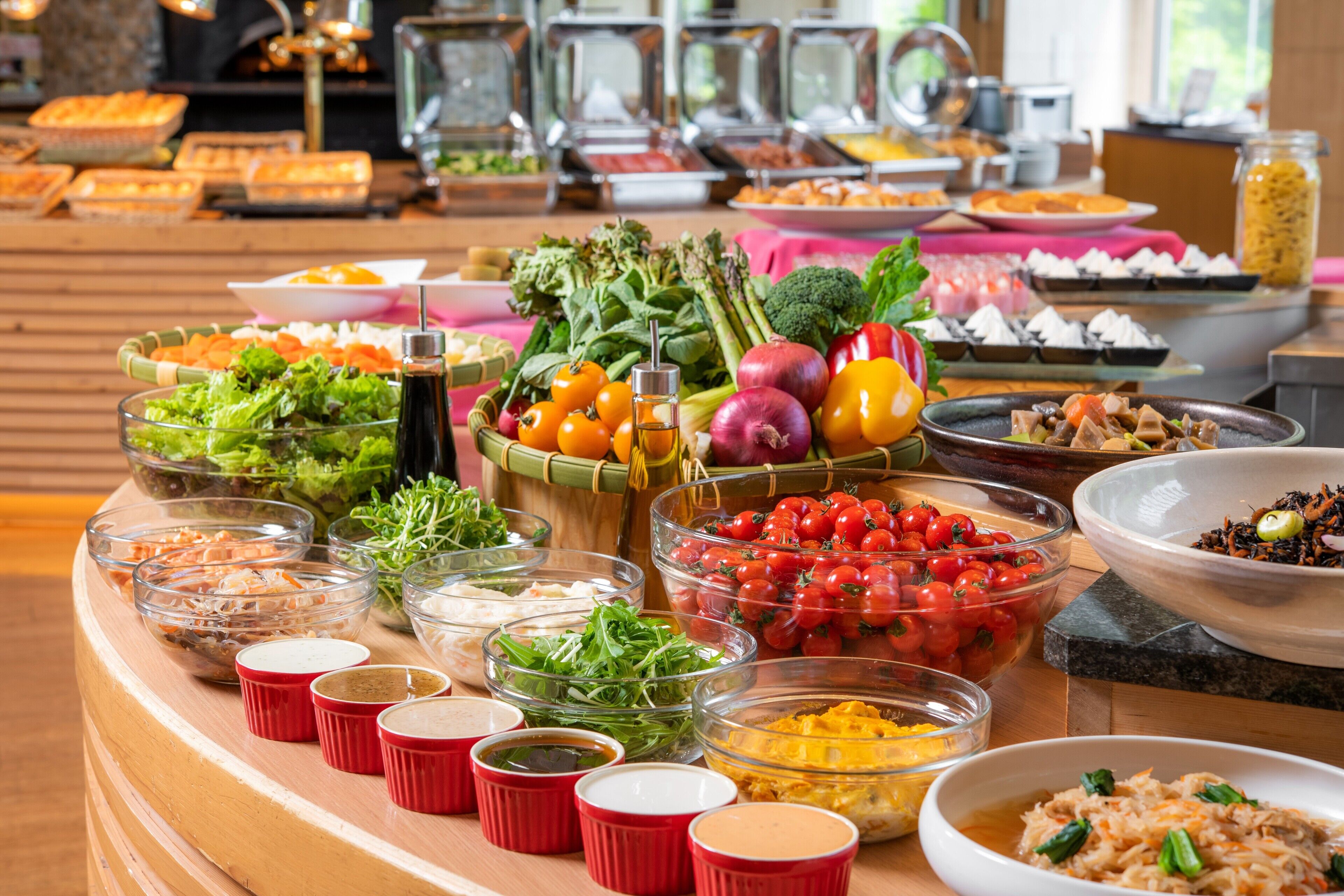 Un bufé con diversos alimentos y salsas.