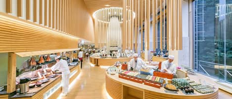 2 restaurants servant le petit déjeuner, spécialités Cuisine japonaise