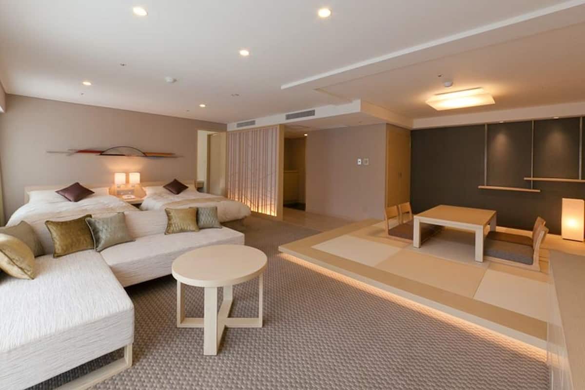 Suite Room, Non-smoking | 1 bedroom, in-room safe, free WiFi, bed sheets