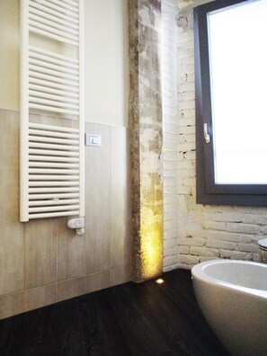 Chambre Double Junior pour 1 personne | Salle de bain | Douche, articles de toilette gratuits, sèche-cheveux, peignoirs