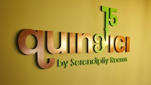 A wall with the text "quintessential by Serenity Rooms". - 15 Quindici by Serendipity Rooms (Milan)