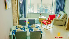 高級寝具、客室ごとに異なる装飾、客室ごとに異なるインテリア、デスク