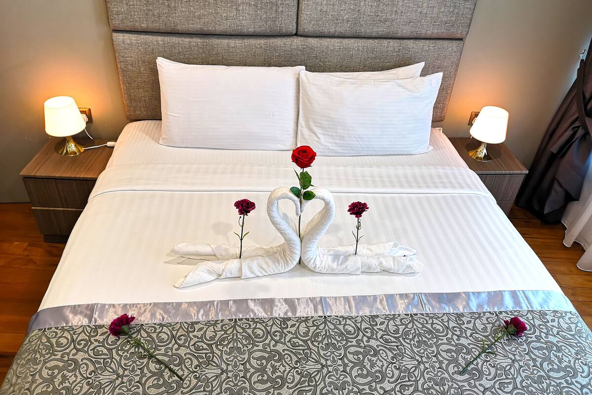 Premium bedding, individually decorated, individually furnished, desk