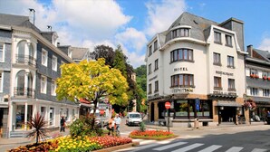A hotel with a restaurant and a restaurant on the ground floor. - L'Esprit Sain (Malmedy)