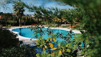 Una piscina al aire libre de temporada