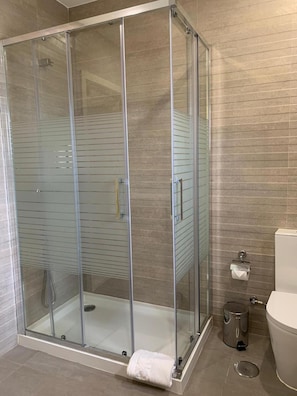 Dusche, Regendusche, kostenlose Toilettenartikel, Haartrockner