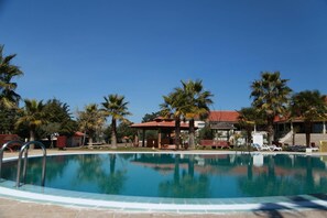 Piscine extérieure (ouverte en saison)