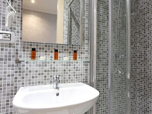 Shower, free toiletries, hair dryer, bathrobes - AdoraSuite 2 (Rome)