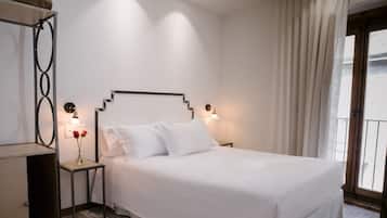 Standaard kamer, niet-roken, balkon (iglesia) | 1 slaapkamer, Italiaanse Frette-lakens, luxe beddengoed, donsdekens