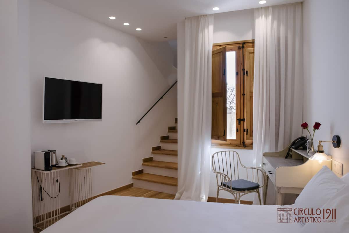 deluxe room, non smoking, terrace | frette italian sheets, premium bedding, down duvets, minibar