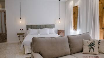 Deluxe kamer, niet-roken, terras | 1 slaapkamer, Italiaanse Frette-lakens, luxe beddengoed, donsdekens