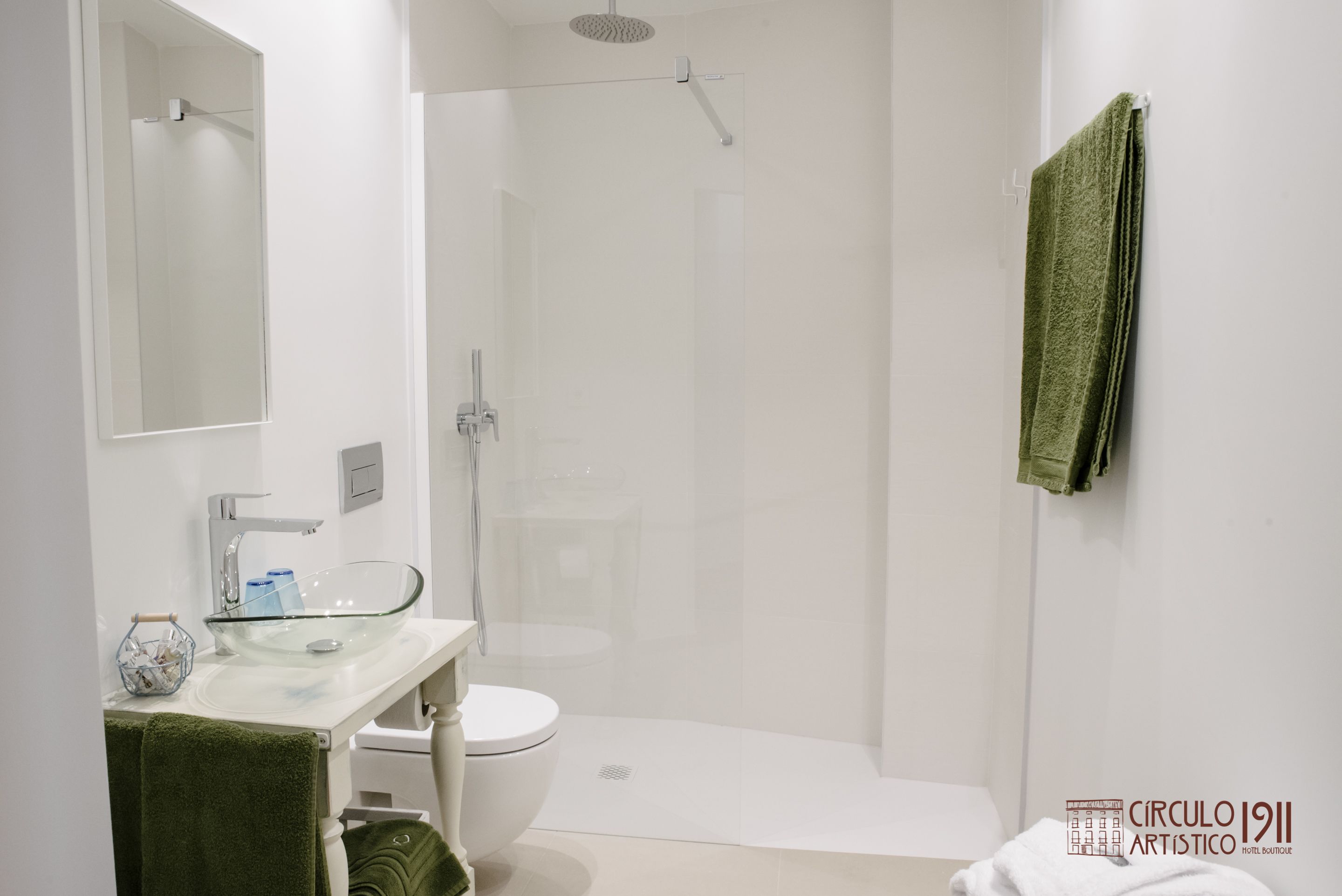 shower, rainfall showerhead, free toiletries, hair dryer