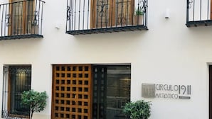 Un bâtiment sur lequel on peut lire l’inscription « Circulo 1911 Artístico ».