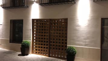 Voorkant accommodatie - avond/nacht