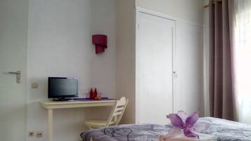 In-room safe, desk, free WiFi