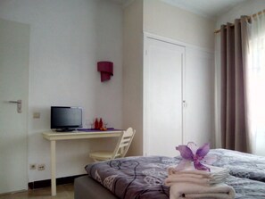 Family Room | In-room safe, desk, free WiFi